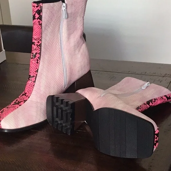 Size 9.5 - Picture 2 of 2